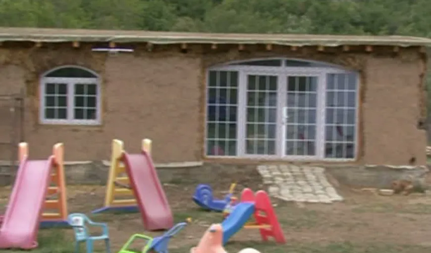 Casele ecologice prind teren şi în România. Doi tineri au ridicat o casă din pământ şi paie VIDEO