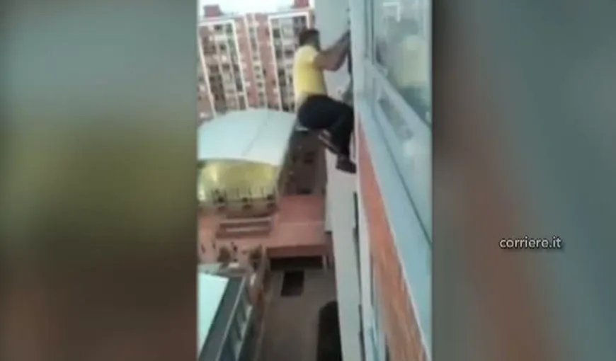 Un căţel, salvat de un bărbat după ce a rămas agăţat la etajul 13 al unui bloc VIDEO