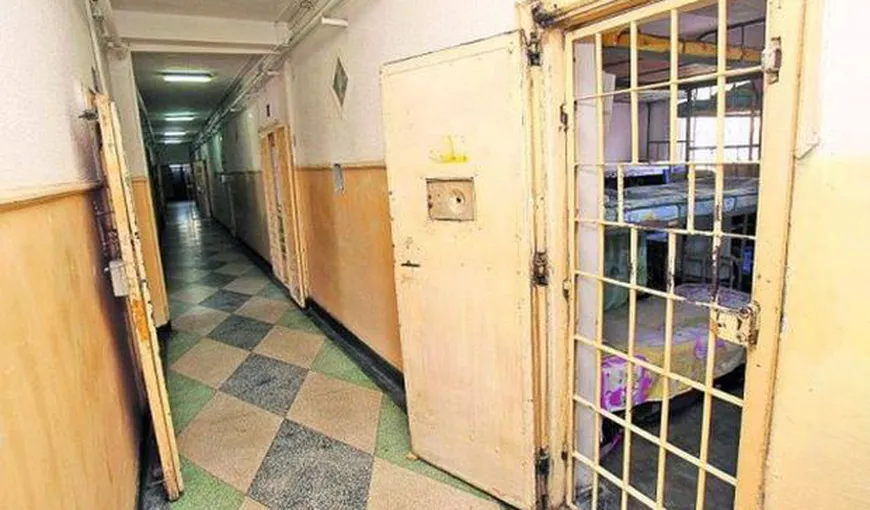 Un agent al Penitenciarului Târgu Jiu a fost prin în timp ce lua mită de la un deţinut, pentru o învoire de Paşte