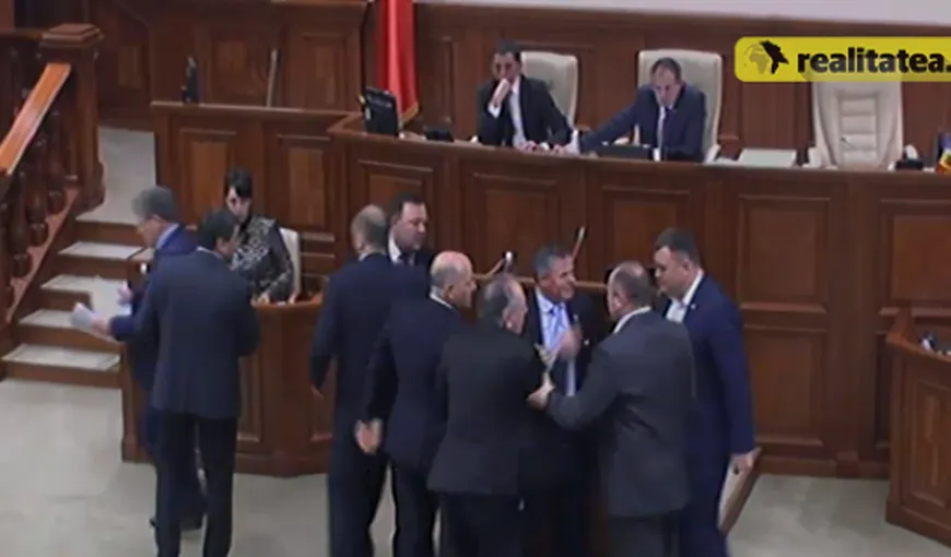 Îmbrânceli în Parlamentul de la Chişinău. Mai mulţi aleşi au sărit la bătaie VIDEO
