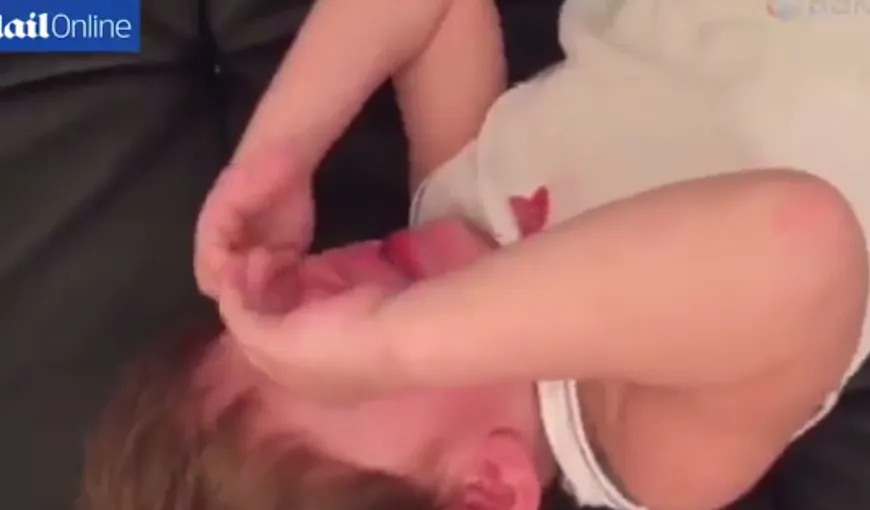 VIDEO ŞOCANT! O mamă a filmat cum îşi bate bebeluşul pentru a se răzbuna pe bărbatul care o părăsise