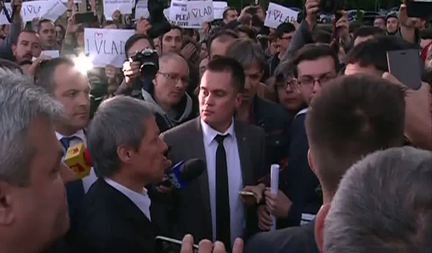 Dacian Cioloş, în mijlocul protestatarilor care îl susţin pe ministrul demisionar Vlad Alexandrescu VIDEO