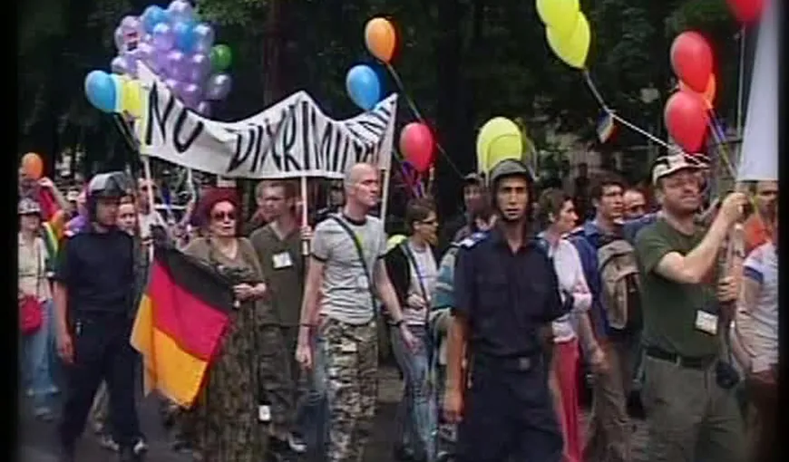 Doi tineri gay, despăgubiţi de stat după ce au luat bătaie la paradă: Au început să ne lovească cu bocancii în faţă
