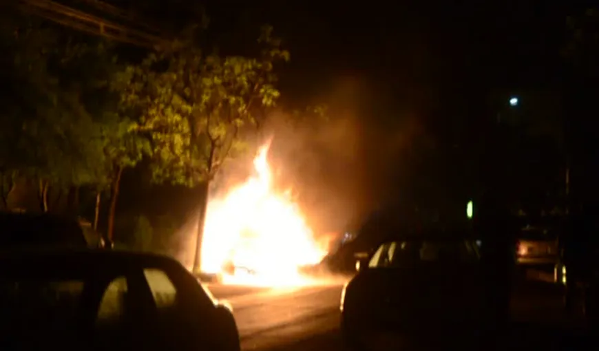 PANICĂ în Bacău. O maşină a fost cuprinsă de flăcări VIDEO
