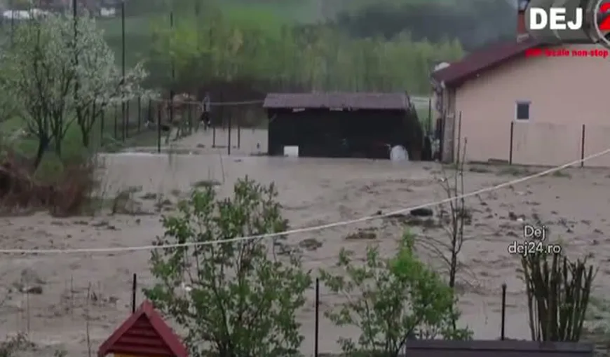 PLOI TORENŢIALE până luni seară: Gospodării şi case inundate după o rupere de nori VIDEO