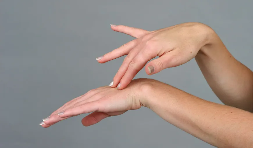 De ce amorţesc degetele de la mâini? Ce afecţiuni anunţă aceste stări