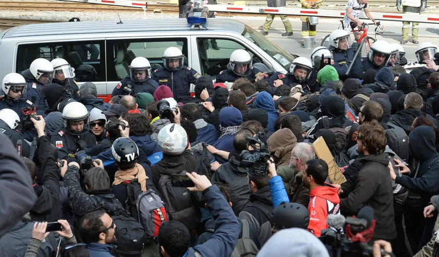 Poliţia austriacă a folosit gaze lacrimogene împotriva unor demonstranţi din Brenner