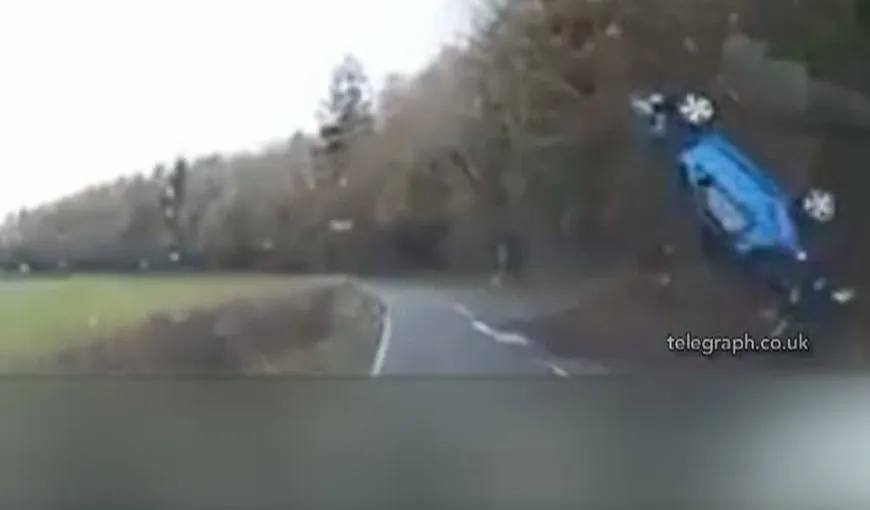 Accident incredibil. O maşină se răsuceşte în aer de câteva ori VIDEO
