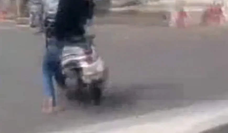 Un bărbat a adormit pe scuter, în timp ce era în trafic VIDEO