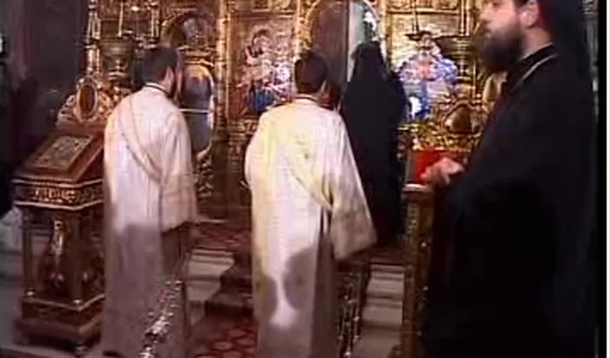 Preoţii, obligaţi să vândă zeci de mii de candele de Paşte. Preţul din biserică, de zeci de ori mai mare ca în magazin