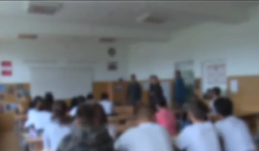 Profesor de religie, filmat în timp ce-şi jigneşte elevii: Sunteţi atât de proşti! Băi, nesimţirea ta…