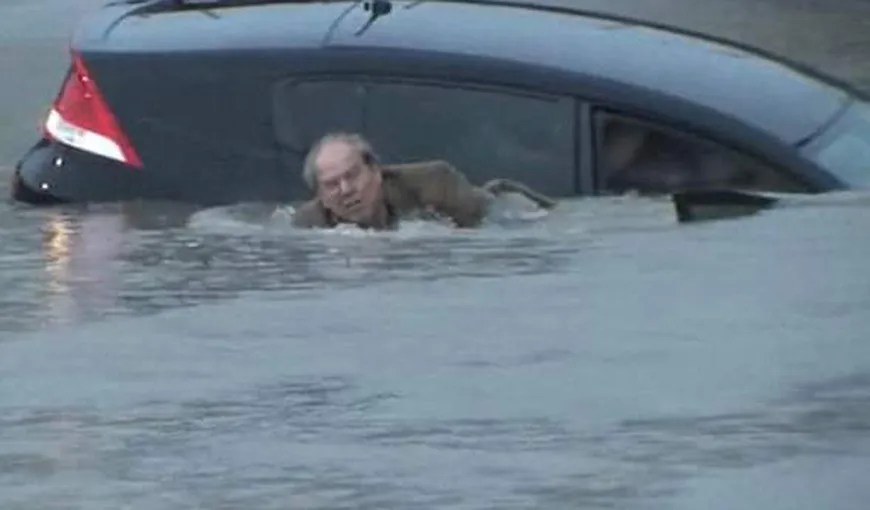 Un şofer căzut cu maşina în apă, salvat de un jurnalist care făcea un reportaj despre inundaţii
