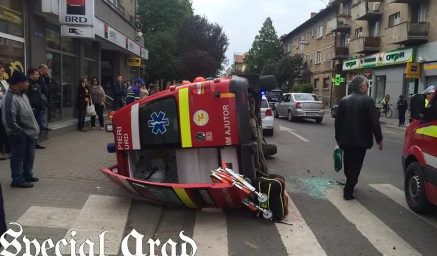 ACCIDENT în Arad. O ambulanţă s-a răsturnat după ce s-a ciocnit cu un microbuz VIDEO