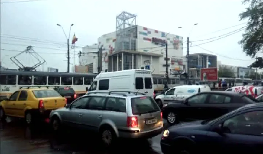 Vreme de coşmar în Capitală. Tramvaie şi autobuze blocate, sute de călători disperaţi VIDEO