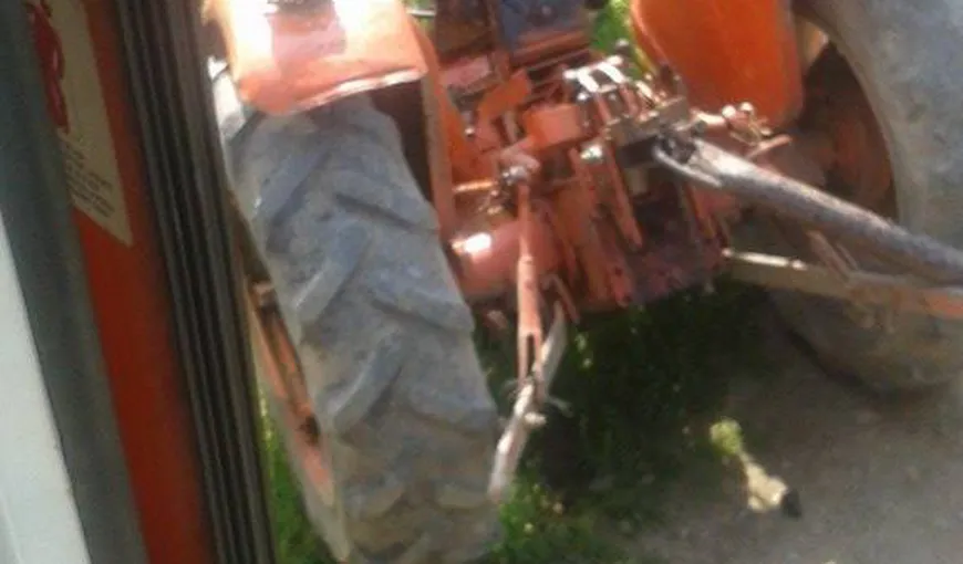 Un tren a făcut bucăţi un tractor încărcat cu nisip în Baia Mare. Circulaţia a fost blocată timp de câteva minute