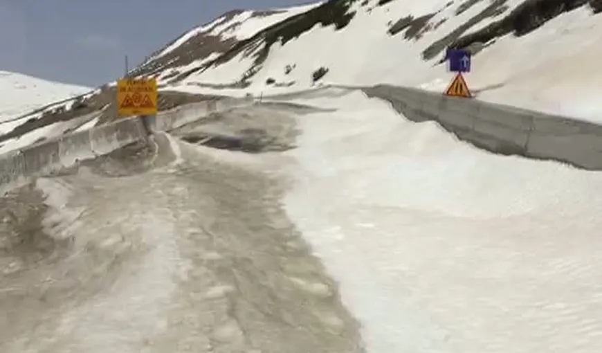 În ciuda temperaturilor ridicate, pe Transalpina stratul de zăpadă ajunge chiar şi la doi metri VIDEO
