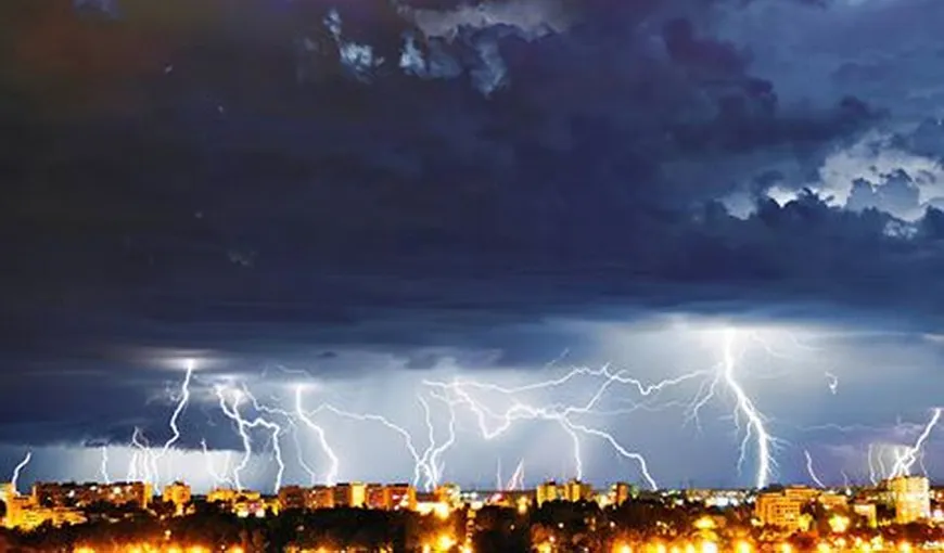 Spectacol pe cer, la Constanţa. Fulgere înspăimântătoare au brăzdat văzduhul VIDEO