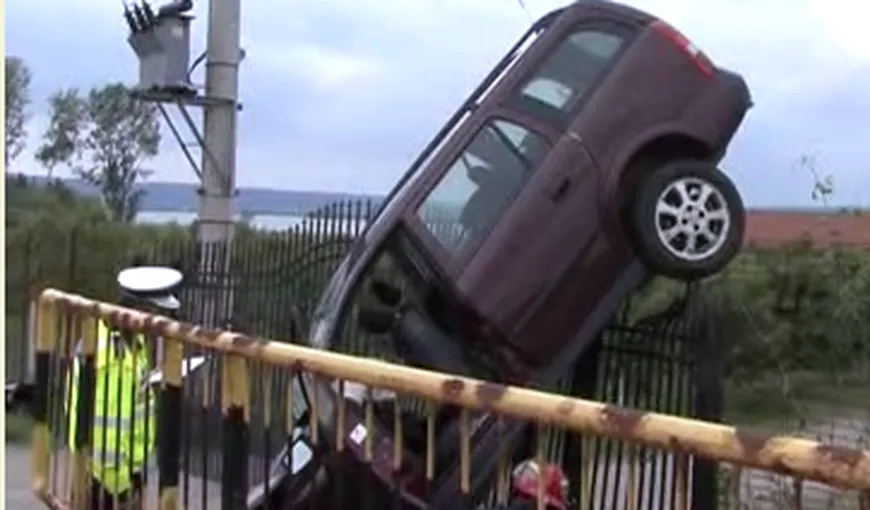 Accident SPECTACULOS în Mehedinţi. Un şofer a rămas suspendat cu maşina pe gard VIDEO