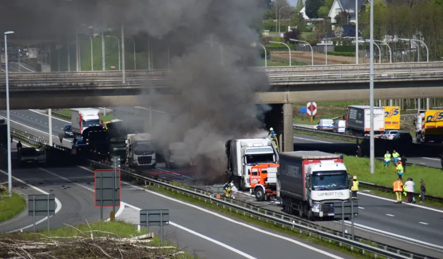 Un mort şi zeci de răniţi într-un accident între un autocar şi două camioane, în Belgia