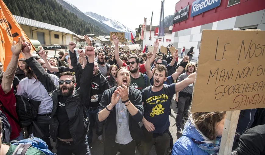 Confruntări de amploare între manifestanţi şi poliţie în apropiere de frontiera austriacă