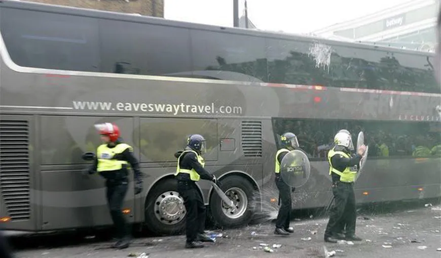 Autocarul cu jucătorii lui Manchester United a fost atacat la Londra. Imagini incredibile VIDEO