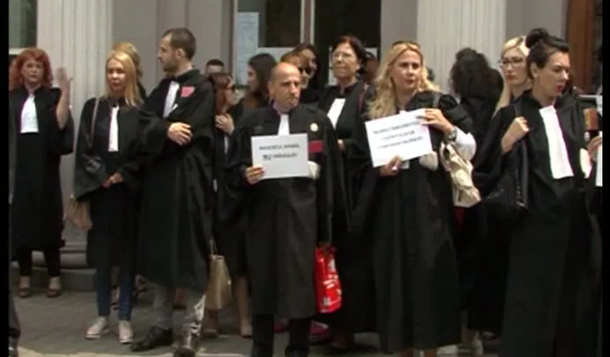 Avocaţii au ieşit în stradă pentru a protesta faţă de declaraţiile ministrului Justiţiei despre profesie