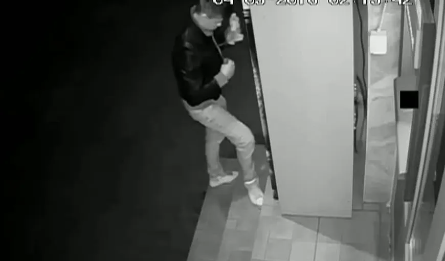 Teancuri de bani sustrase de un hoţ dintr-un automat de cafea VIDEO