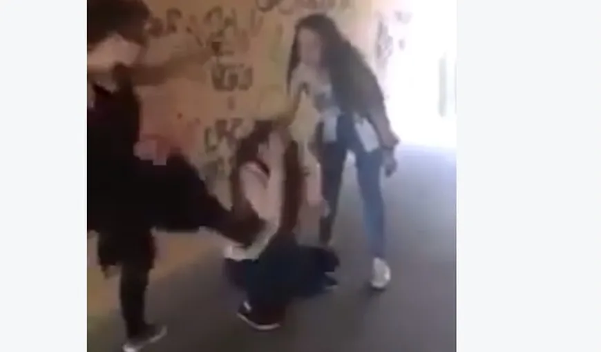 Imagini şocante în Bucureşti. O fată este bătută şi umilită de alte două adolescente