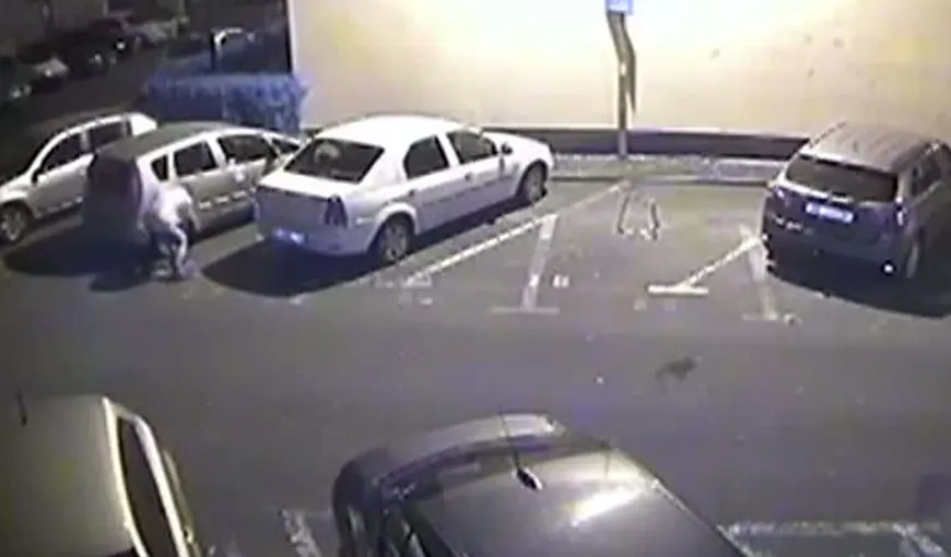 Vandal surprins în acţiune. Un bărbat a fost filmat în timp ce tăia cauciucurile maşinilor vecinilor VIDEO