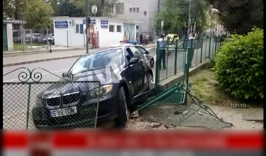 Un şofer începător a intrat cu maşina în gardul Poliţiei din Iaşi VIDEO