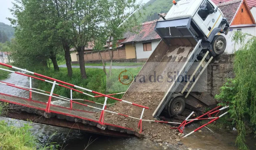 Pod prăbuşit, camion suspendat deasupra râului