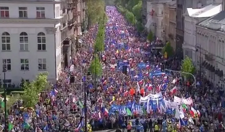 240.000 de polonezi au manifestat pentru rămânerea Poloniei în UE