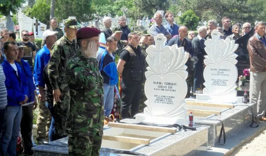 Cei doi militari români ucişi în Afganistan au fost înmormântaţi cu onoruri militare