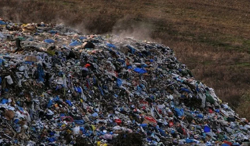 Sute de tone de deşeuri periculoase şi nepericuloase găsite în incinta unei firme din Argeş