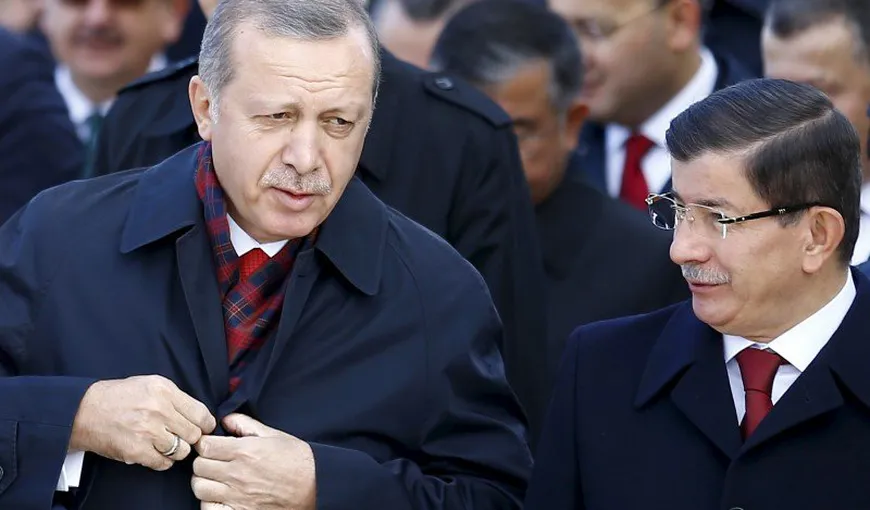 Cutremur la vârf în Turcia. Davutoglu demisionează din fruntea Guvernului, Erdogan îşi consolidează puterea