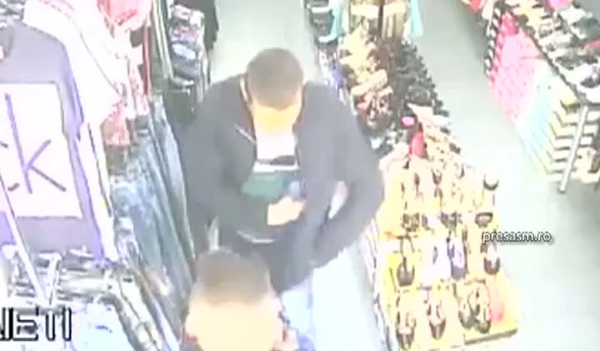 Doi hoţi din Satu Mare, filmaţi în timp ce furau dintr-un magazin de haine VIDEO