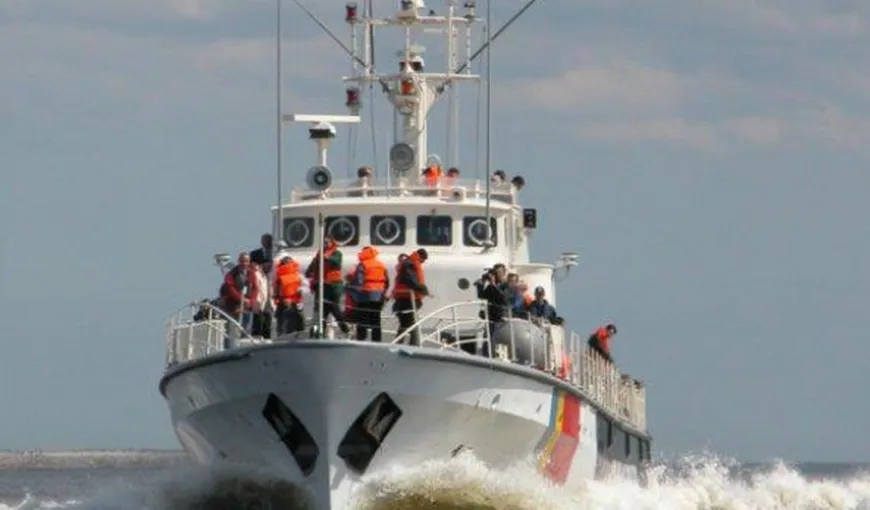 Poliţiştii de frontieră români au salvat din Marea Egee zeci de copii şi femei
