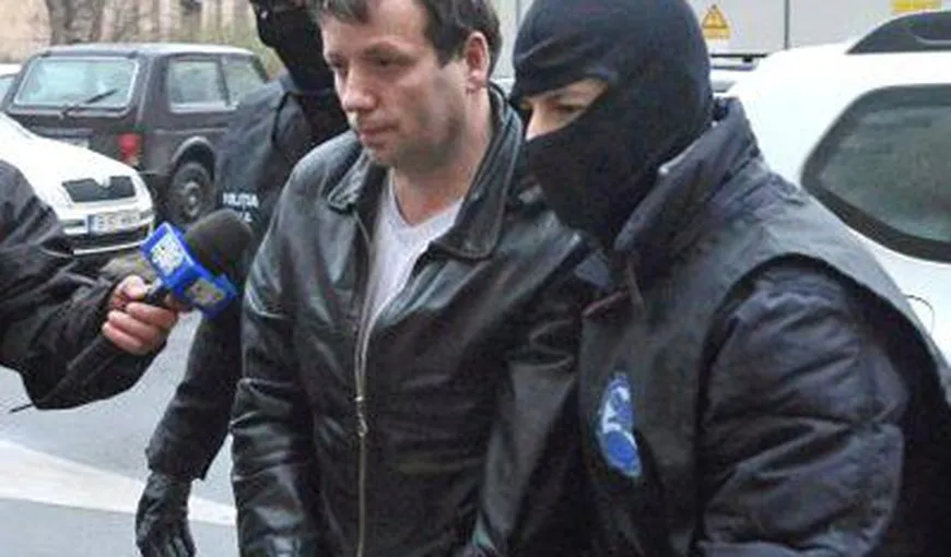 Hackerul Guccifer, condamnat în SUA, a fost adus în România