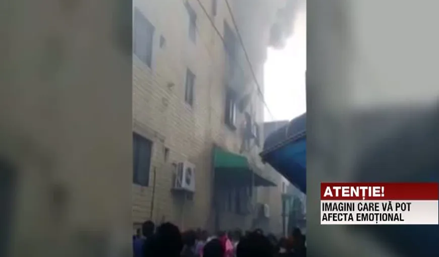 O mamă şi-a aruncat copiii de la etaj ca să-i salveze de incendiu VIDEO