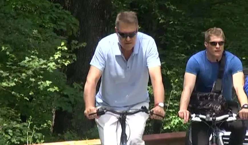 Klaus Iohannis a ieşit la plimbare cu bicicleta, însoţit de SPP-işti VIDEO