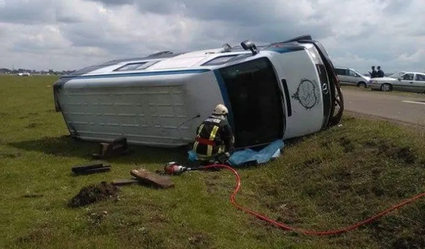 Accident grav în Suceava. Şoferul unui microbuz cu volan pe dreapta a murit, iar un pasager a ajuns la spital