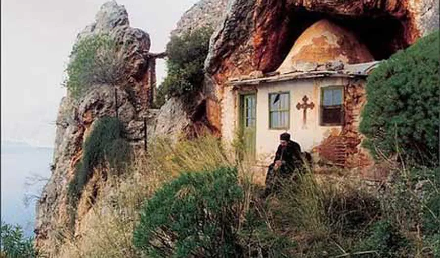 Profeţia CUTREMURĂTOARE a unui pustnic de la Muntele Athos: Nu vom mai fi în stare să deosebim o femeie de un bărbat