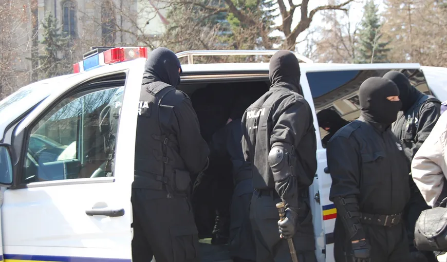 Poliţiştii au descins la 19 adrese din trei judeţe pentru a destructura o reţea de evazionişti