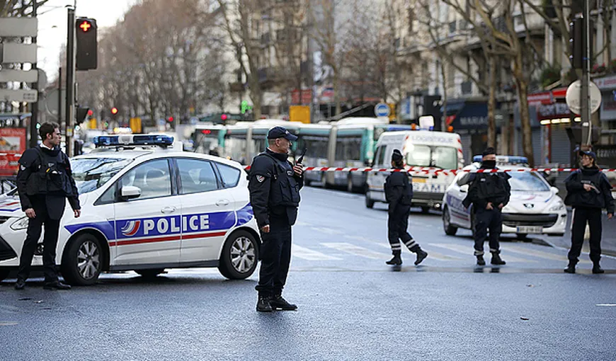 O maşină a poliţiei, incendiată la Paris în timpul unei manifestaţii neautorizate