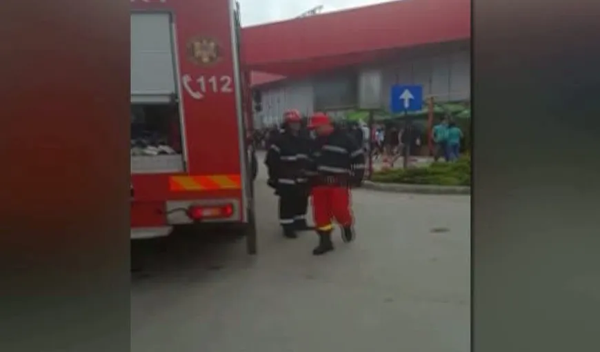Incendiu într-un centru comercial din Capitală. Oamenii au fost evacuaţi VIDEO