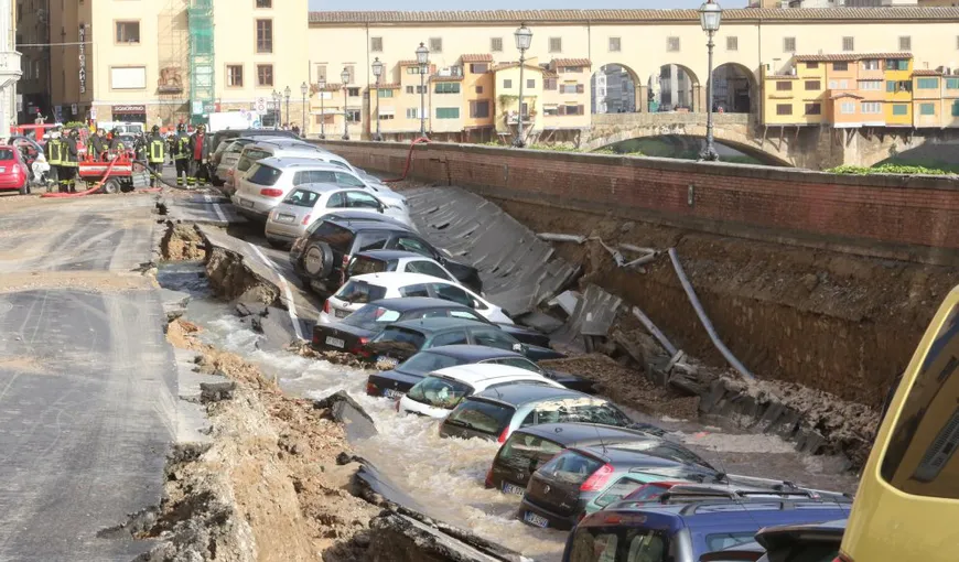 Panică în Italia! 20 de maşini au fost înghiţite de Pământ chiar în centrul oraşului Florenţa