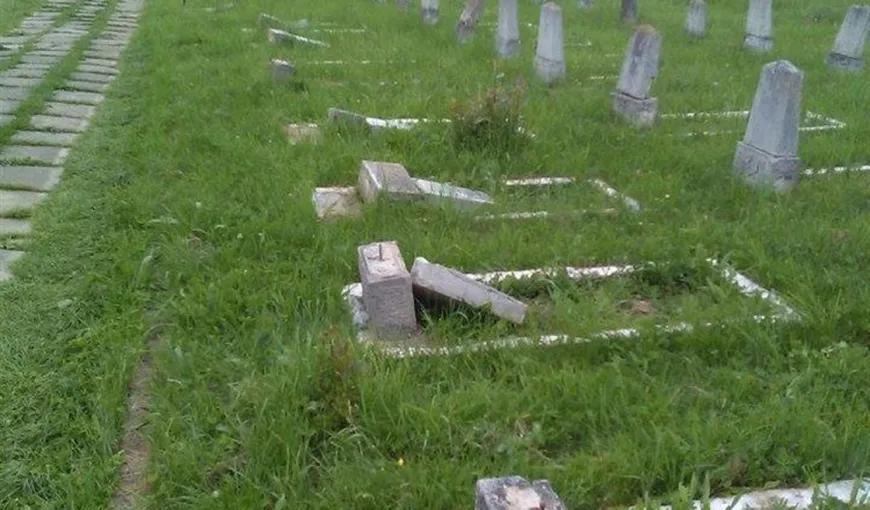 Situaţie REVOLTĂTOARE într-un cimitir din Dej. Zeci de morminte de eroi, vandalizate