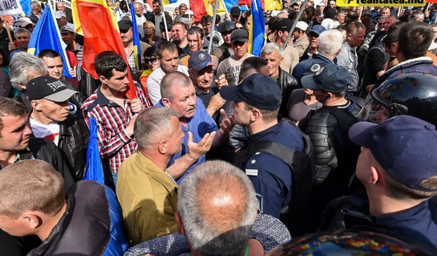 Poliţia de peste Prut a reţinut patru protestatari care au atacat forţele de ordine Video
