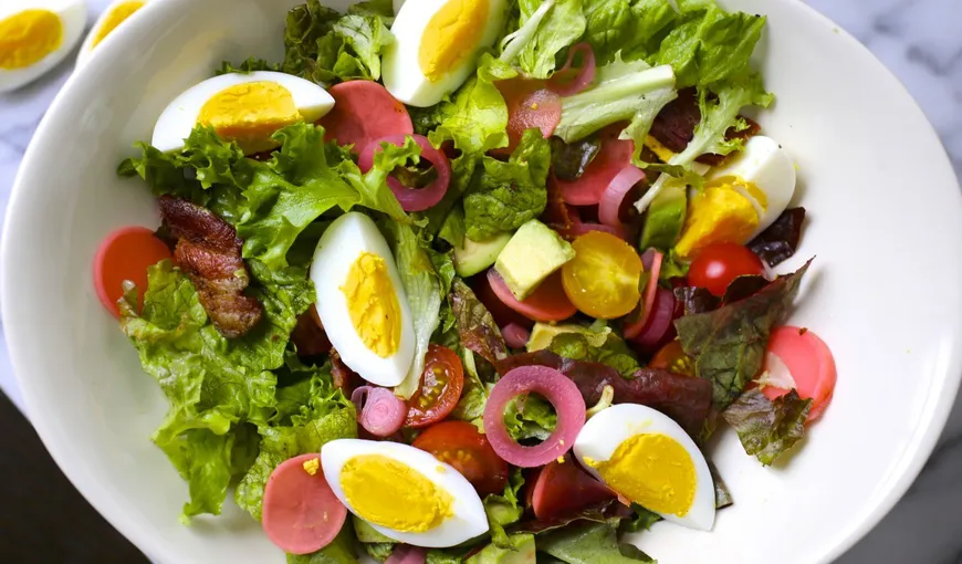 De ce este bine să pui ouă în salate