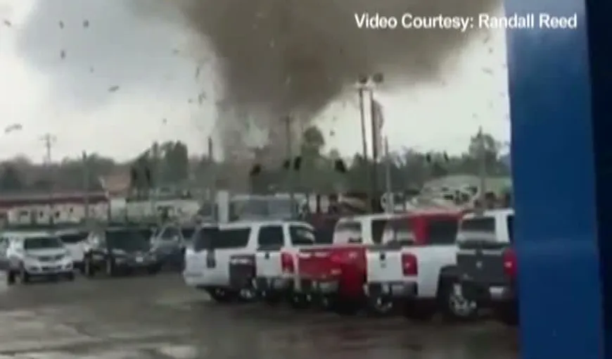 Statele Unite, răvăşite de tornade: Oameni ucişi, case distruse VIDEO